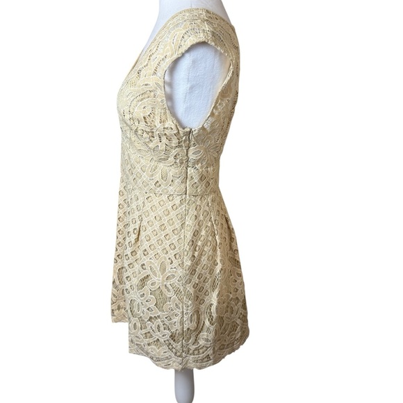 Free People One Million Lovers Ivory Cream Crochet Lace V-Neck Mini Dress Size 6 - Picture 4 of 11